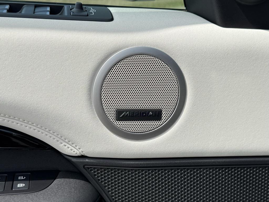 used 2025 Land Rover Discovery car, priced at $67,323
