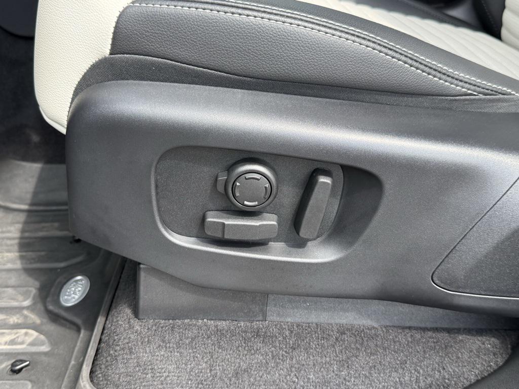 used 2025 Land Rover Discovery car, priced at $67,323