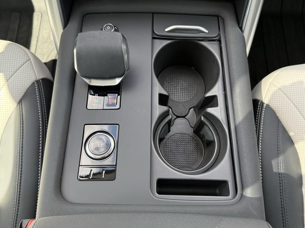used 2025 Land Rover Discovery car, priced at $67,323