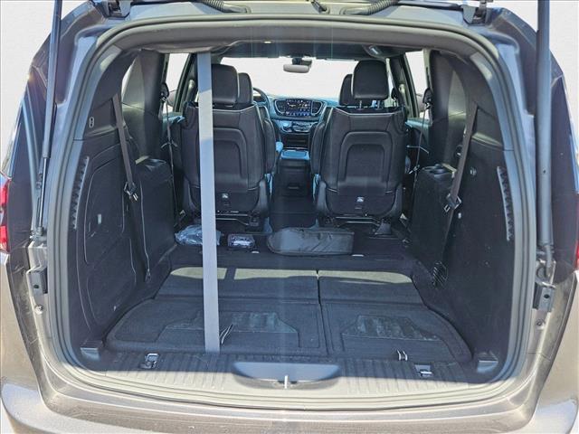 used 2021 Chrysler Pacifica Hybrid car, priced at $26,998