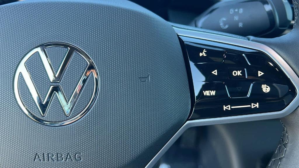 new 2025 Volkswagen ID.4 car, priced at $52,547
