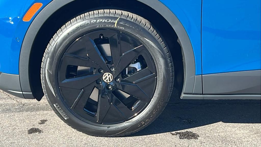 new 2025 Volkswagen ID.4 car, priced at $52,547