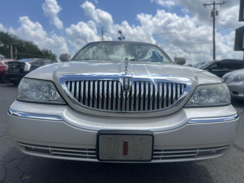 used 2003 Lincoln Town Car car, priced at $3,990