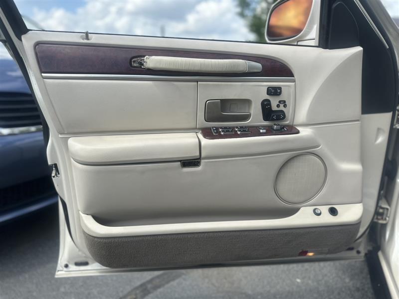 used 2003 Lincoln Town Car car, priced at $3,990