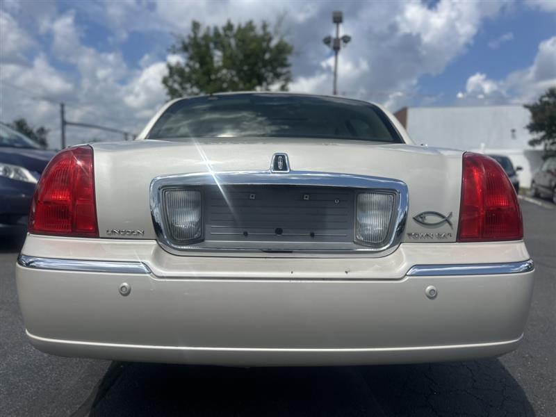 used 2003 Lincoln Town Car car, priced at $3,990