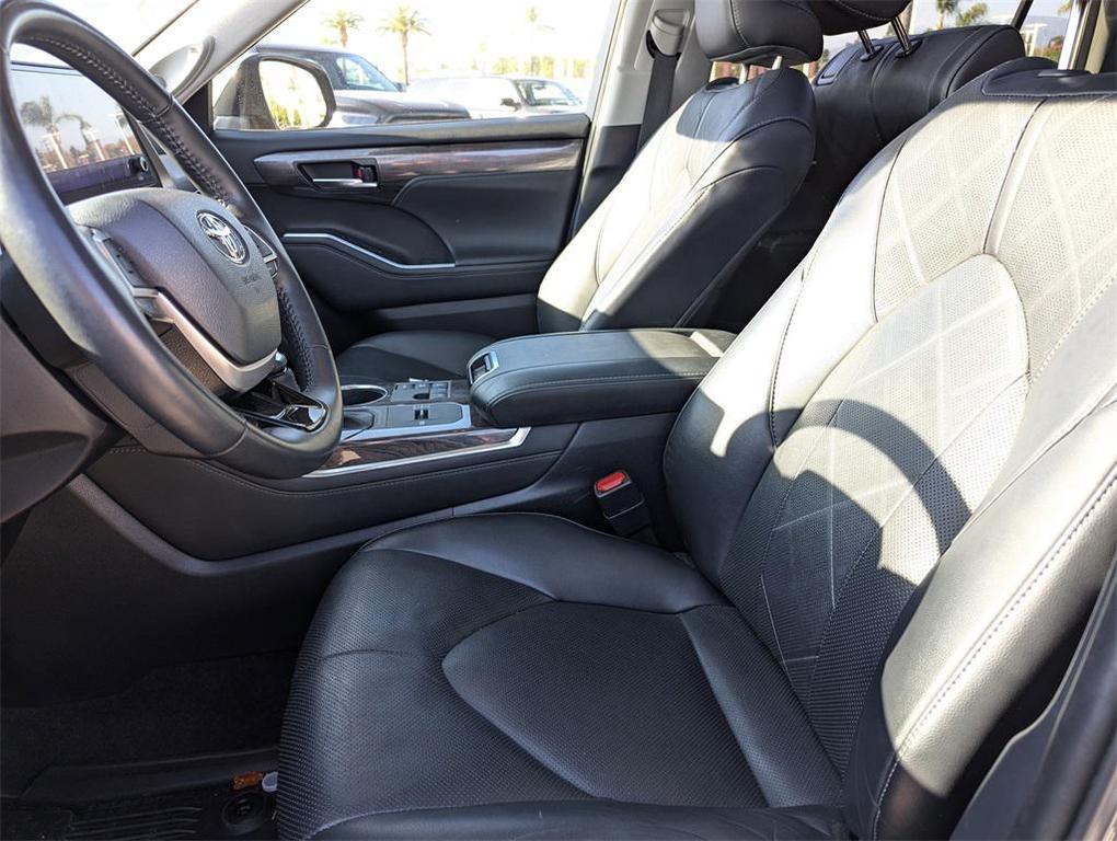used 2023 Toyota Highlander Hybrid car, priced at $46,900
