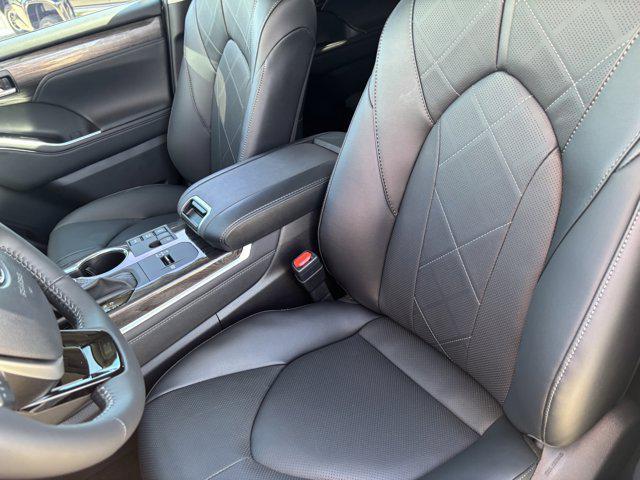 new 2025 Toyota Highlander Hybrid car, priced at $56,963