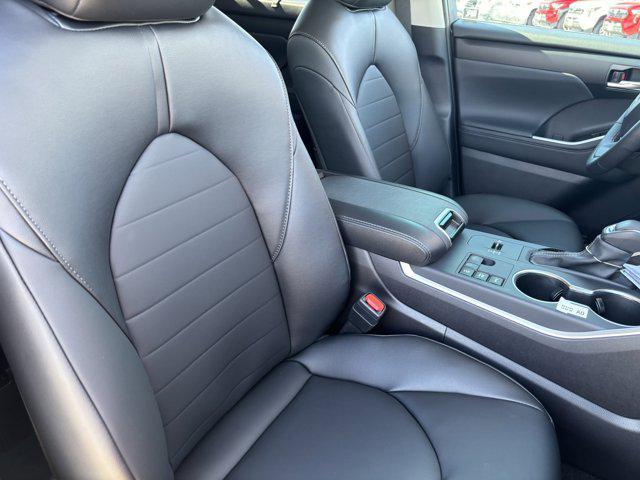 new 2025 Toyota Highlander Hybrid car, priced at $50,598
