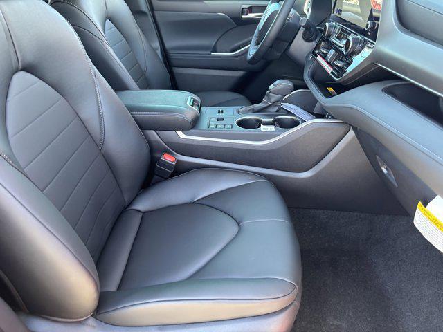 new 2025 Toyota Highlander Hybrid car, priced at $50,598