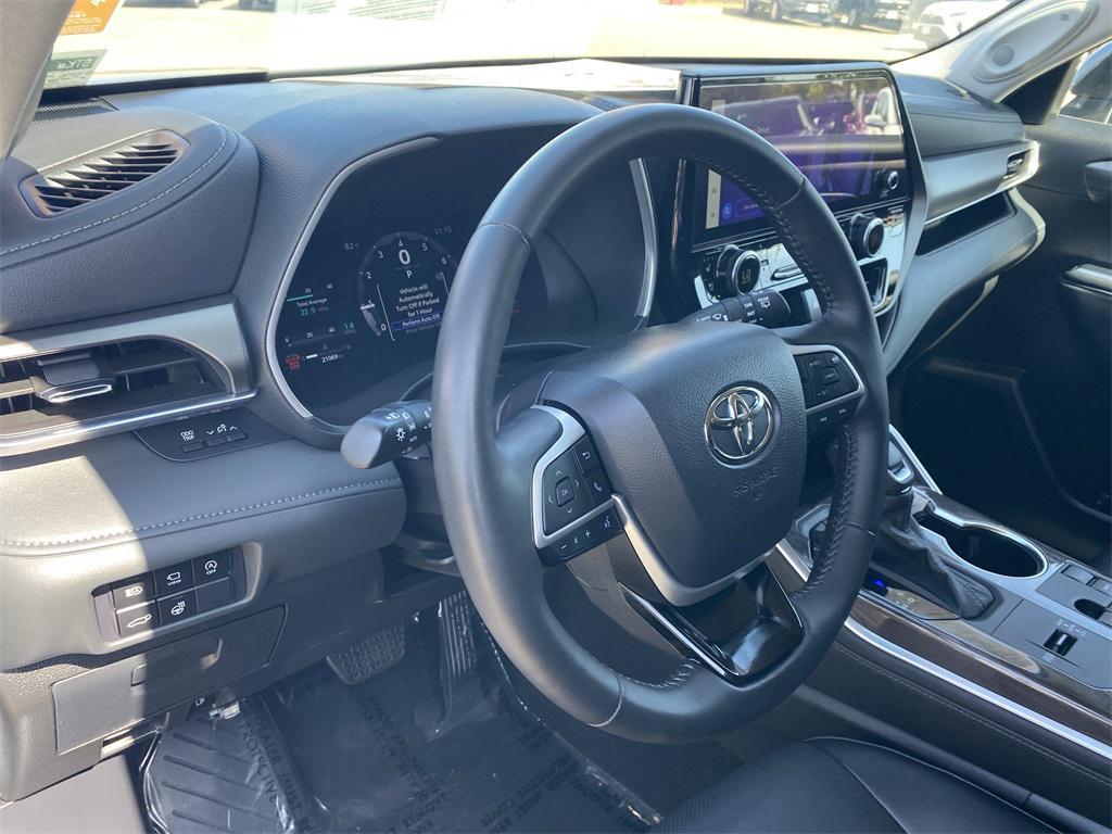 used 2024 Toyota Highlander car, priced at $38,700