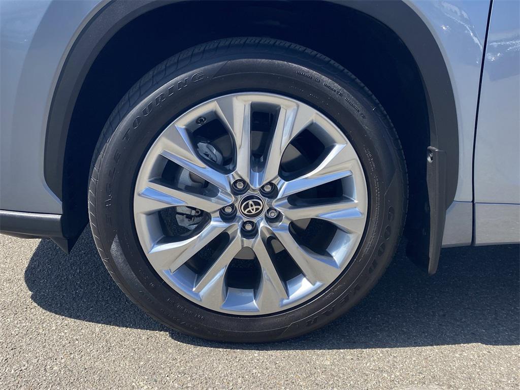 used 2024 Toyota Highlander car, priced at $38,700