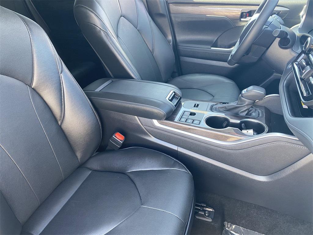 used 2024 Toyota Highlander car, priced at $38,700