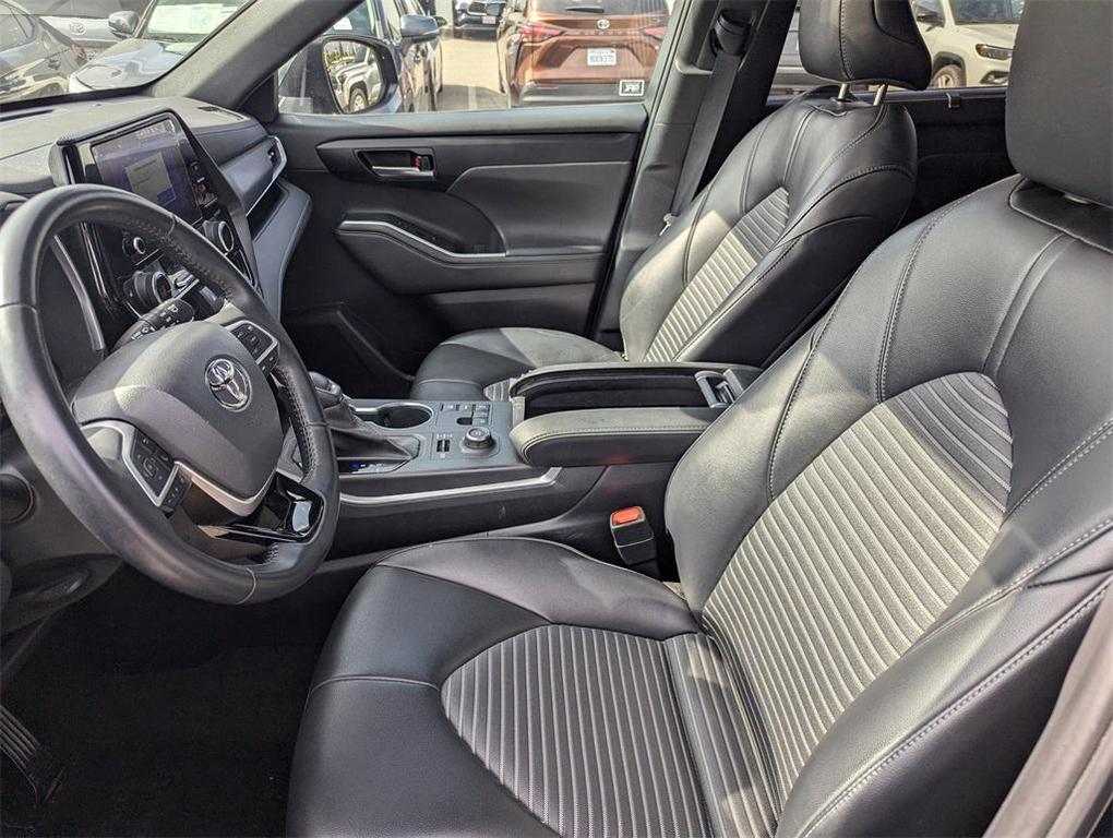 used 2023 Toyota Highlander car, priced at $38,400