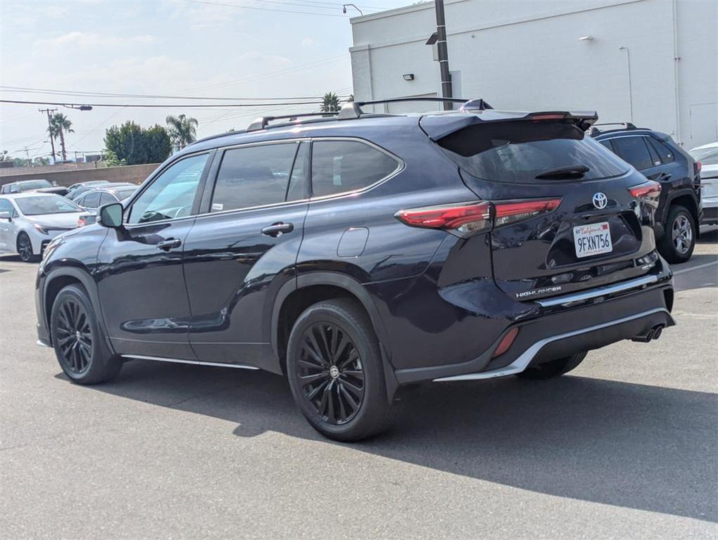 used 2023 Toyota Highlander car, priced at $38,400