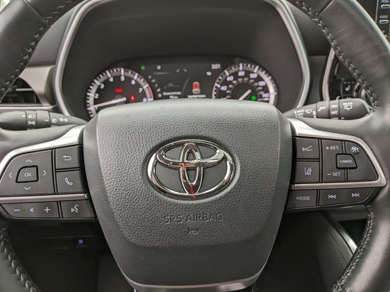 used 2022 Toyota Highlander car, priced at $40,806