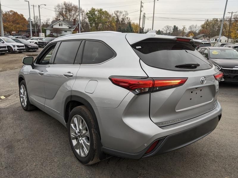 used 2022 Toyota Highlander car, priced at $40,806