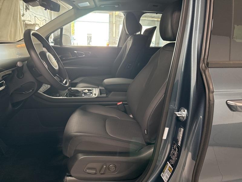 new 2025 Kia Carnival car, priced at $55,255