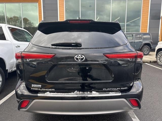 used 2021 Toyota Highlander car, priced at $39,995