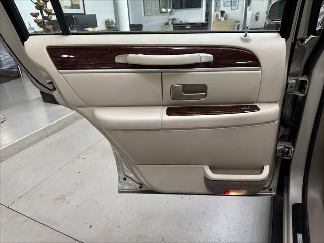 used 2004 Lincoln Town Car car