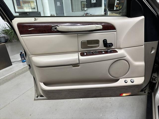 used 2004 Lincoln Town Car car