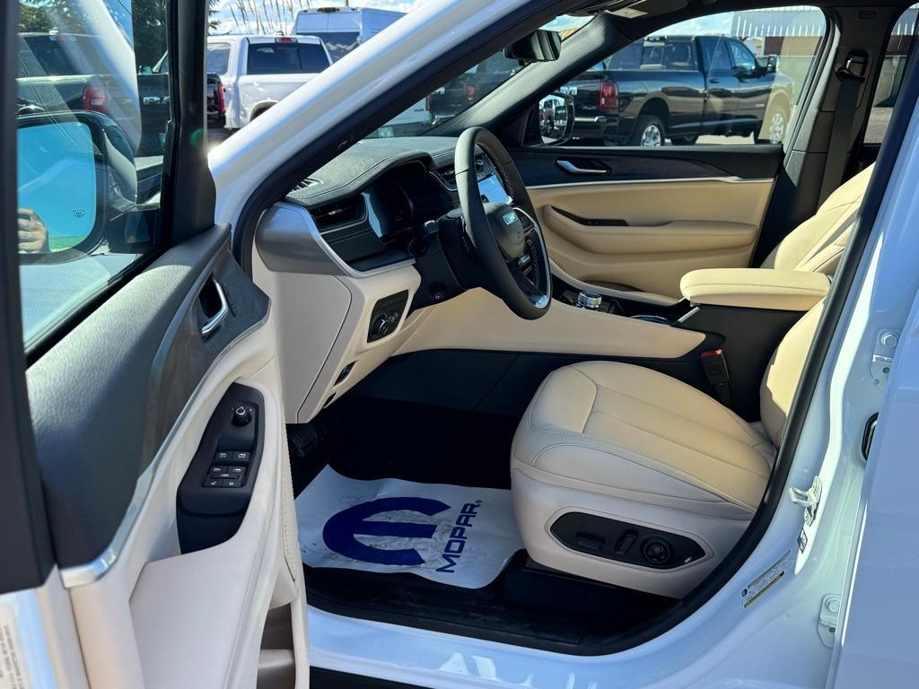 new 2025 Jeep Grand Cherokee car, priced at $58,234