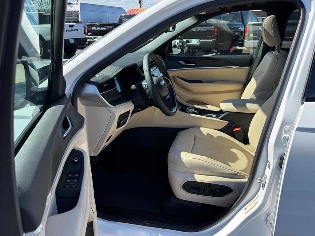 new 2025 Jeep Grand Cherokee car, priced at $58,234