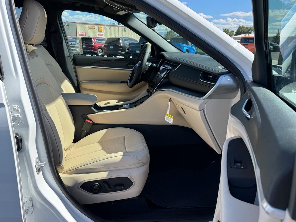 new 2025 Jeep Grand Cherokee car, priced at $58,234