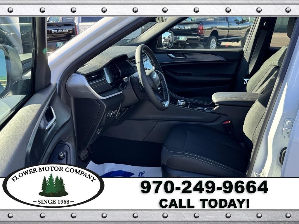 new 2025 Jeep Grand Cherokee car, priced at $40,014