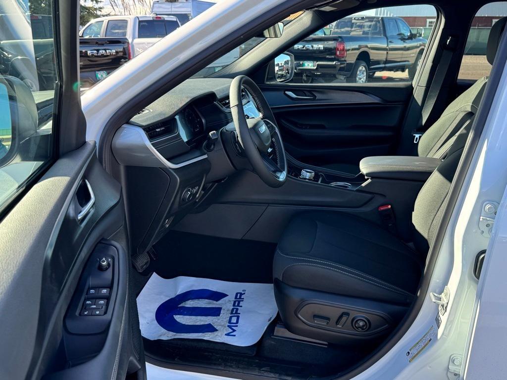 new 2025 Jeep Grand Cherokee car, priced at $45,069