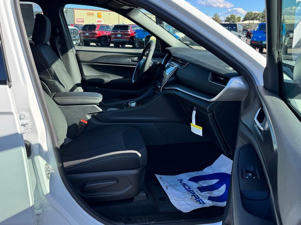 new 2025 Jeep Grand Cherokee car, priced at $45,069