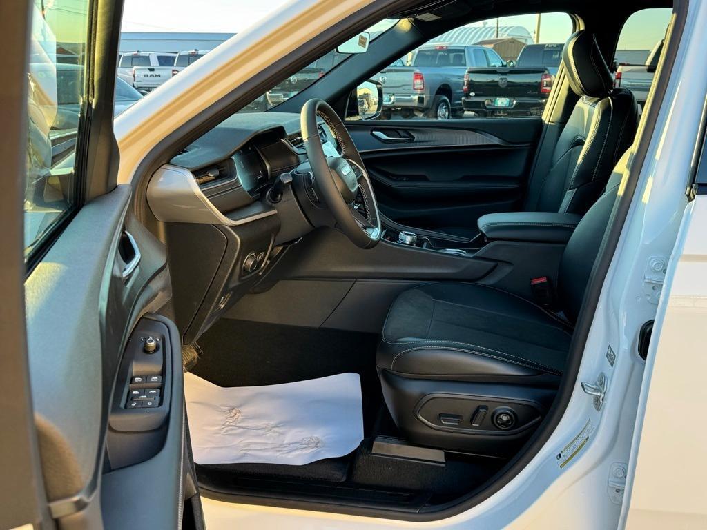 new 2025 Jeep Grand Cherokee car, priced at $49,274