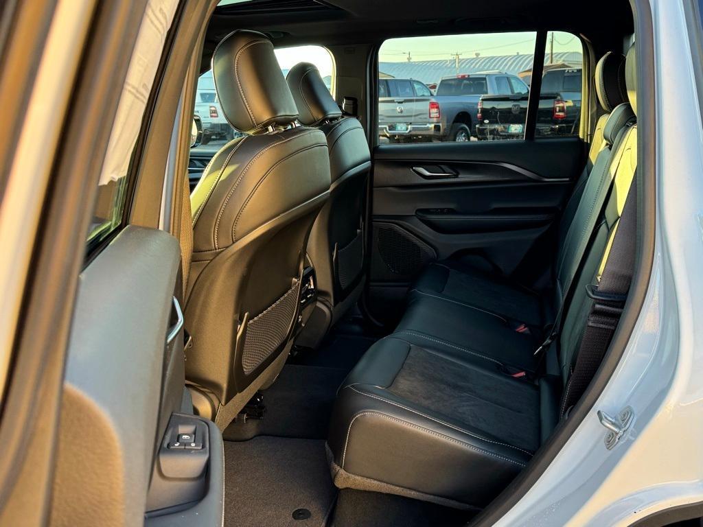 new 2025 Jeep Grand Cherokee car, priced at $49,274