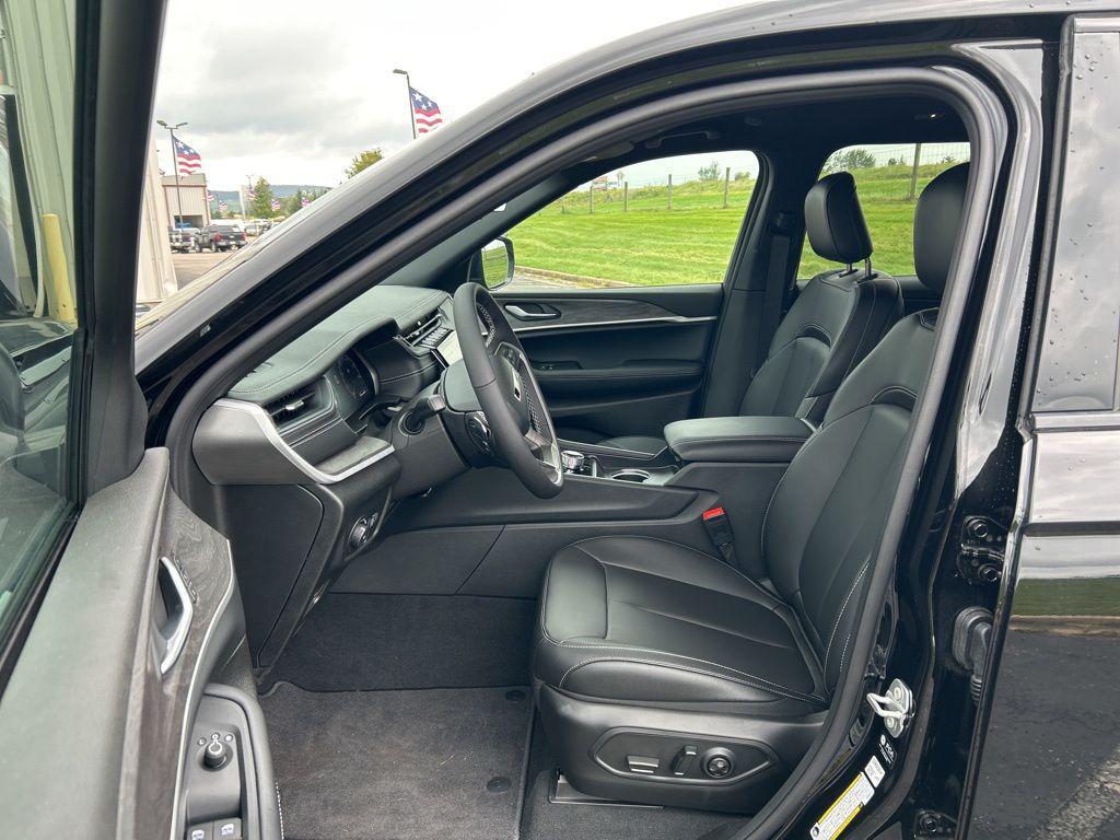 new 2025 Jeep Grand Cherokee car, priced at $41,507