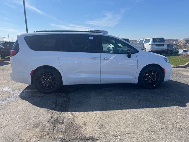 new 2024 Chrysler Pacifica car, priced at $46,556