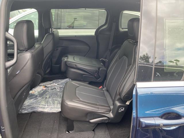 new 2025 Chrysler Pacifica car, priced at $37,828
