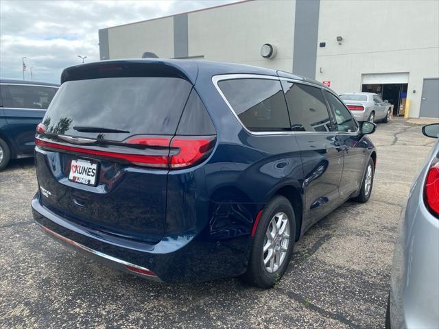 new 2025 Chrysler Pacifica car, priced at $37,828