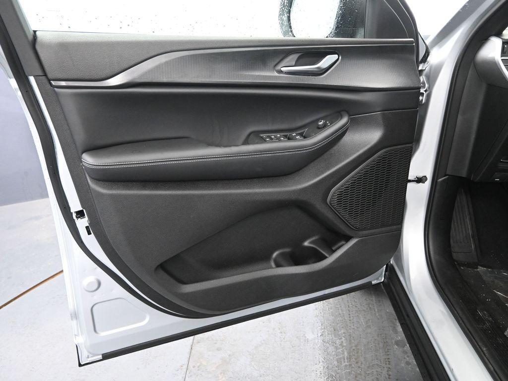 new 2025 Jeep Grand Cherokee car, priced at $32,727