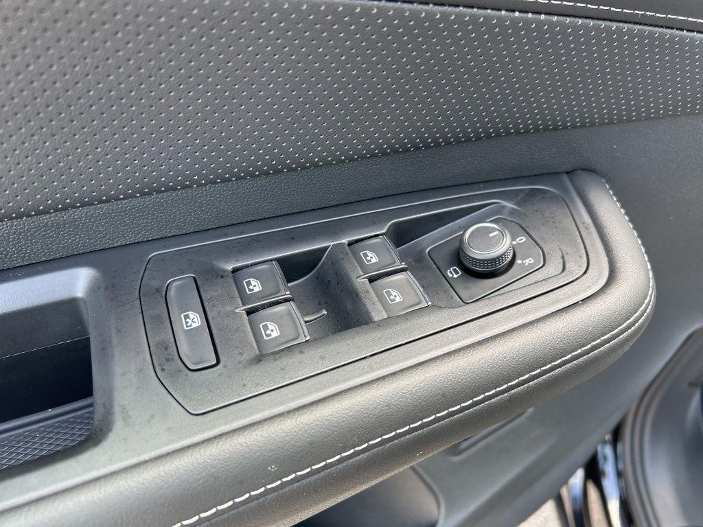 new 2025 Volkswagen Atlas car, priced at $49,220