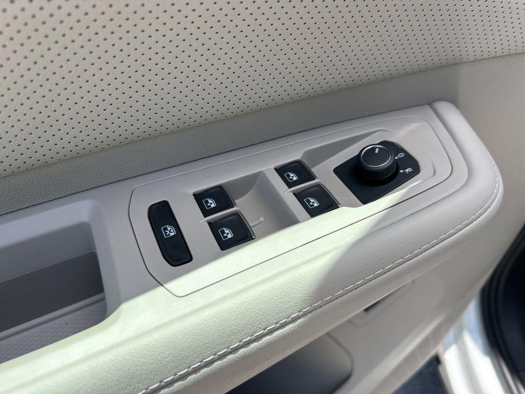 new 2025 Volkswagen Atlas car, priced at $40,245