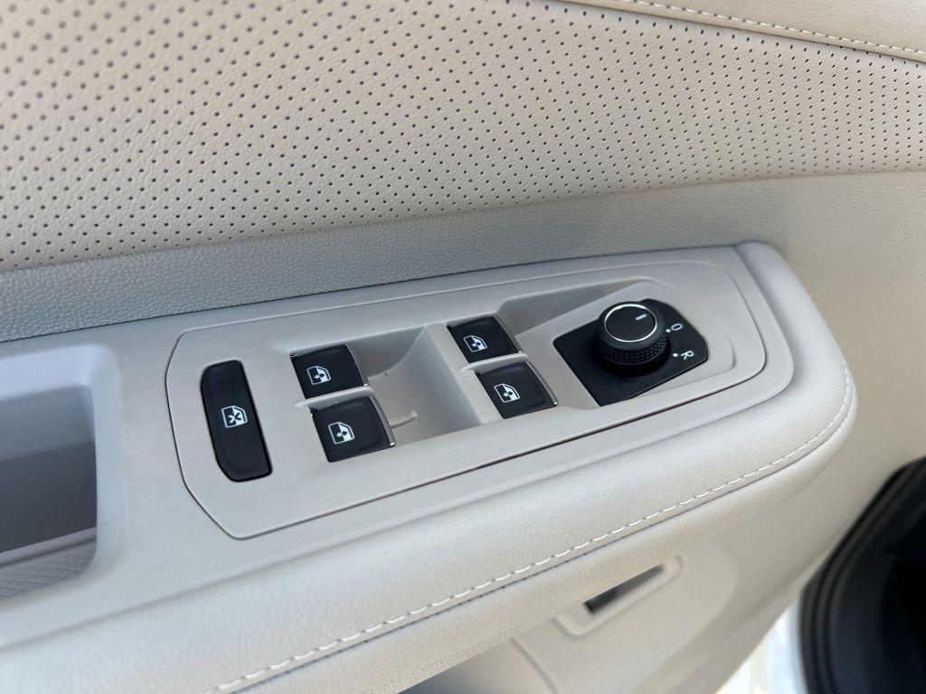 new 2025 Volkswagen Atlas car, priced at $40,671
