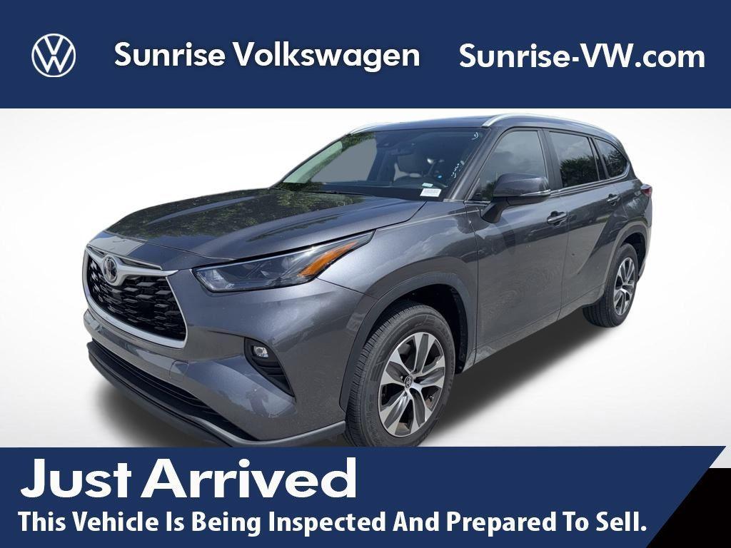 used 2023 Toyota Highlander car, priced at $33,249