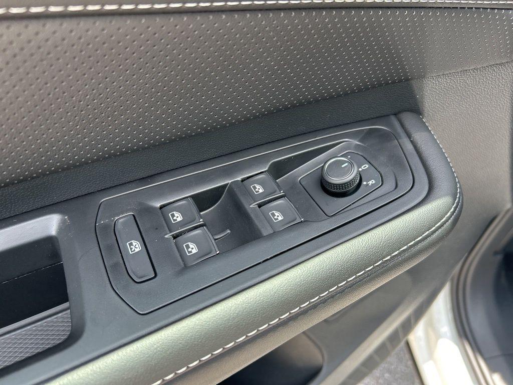 new 2025 Volkswagen Atlas car, priced at $40,018