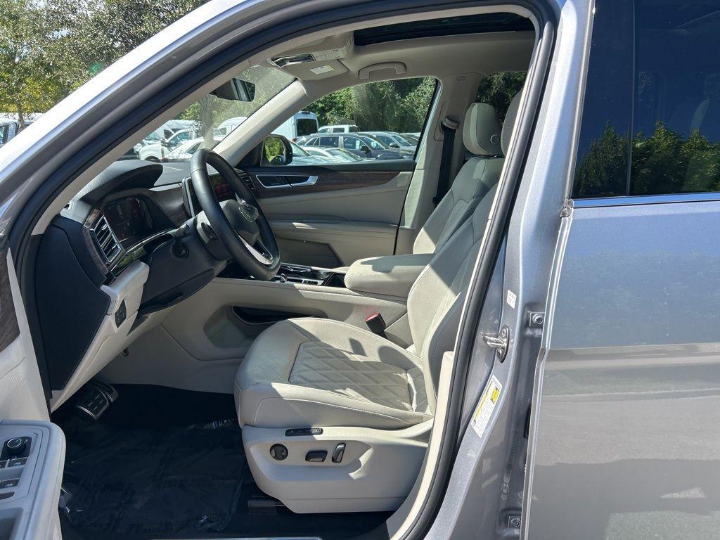 new 2025 Volkswagen Atlas car, priced at $45,661