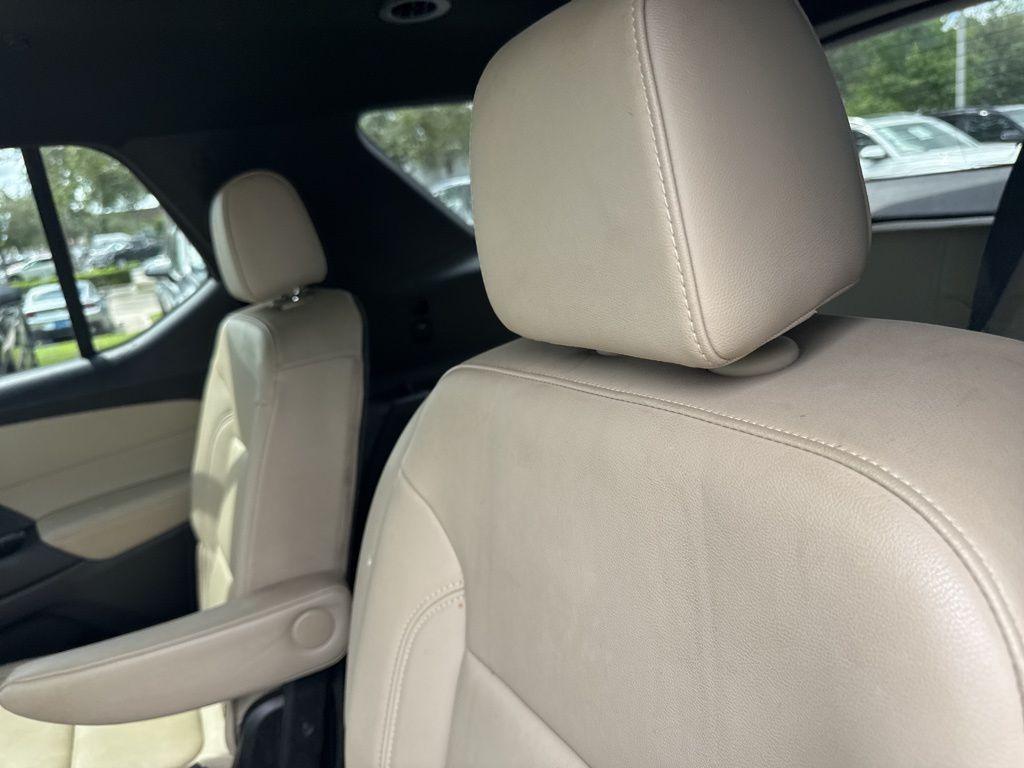 used 2022 Chevrolet Traverse car, priced at $25,298