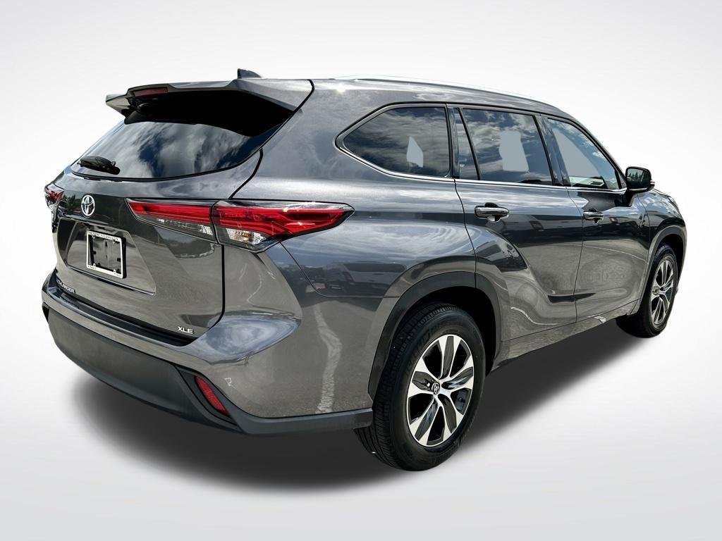 used 2022 Toyota Highlander car, priced at $31,004