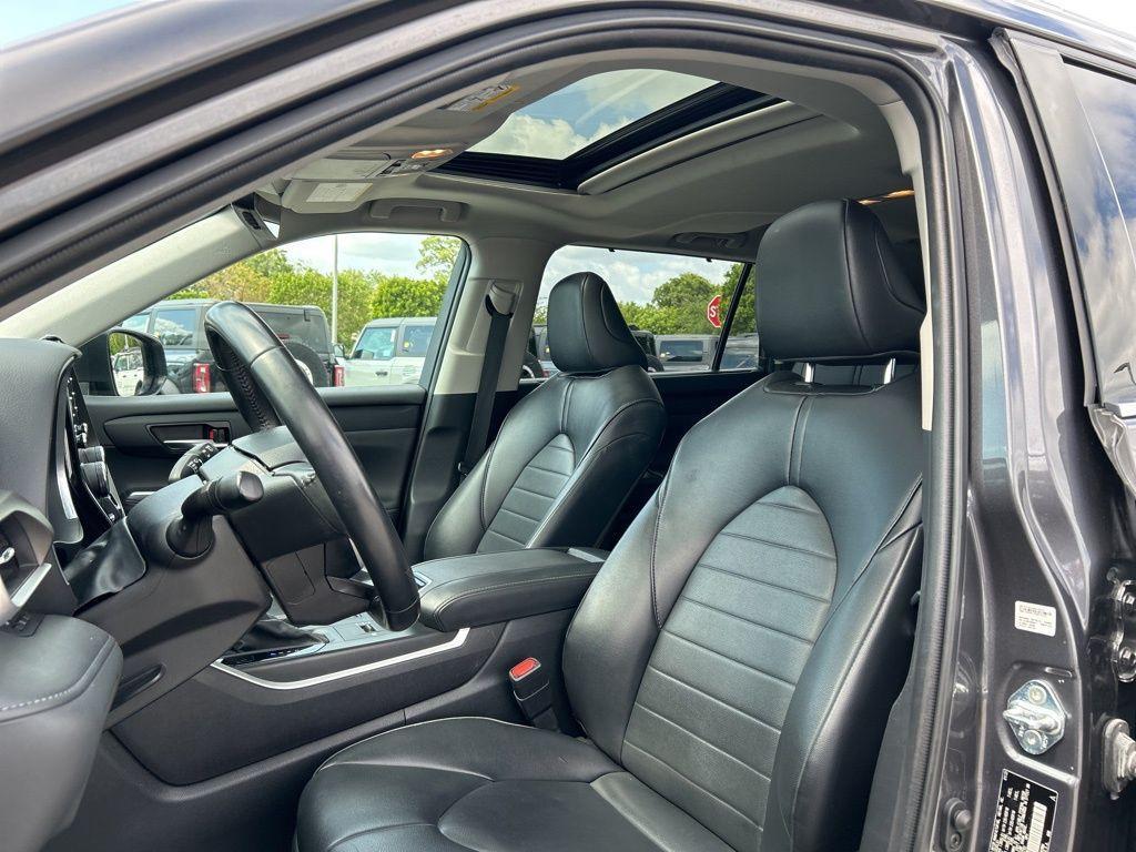 used 2022 Toyota Highlander car, priced at $31,004