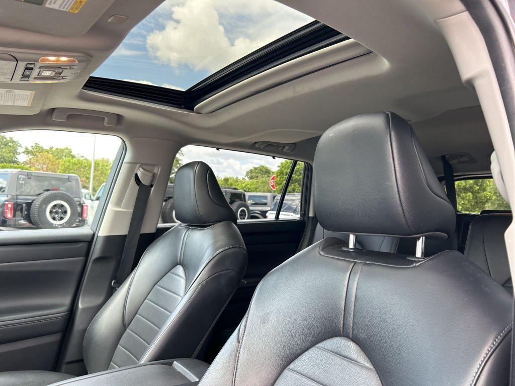 used 2022 Toyota Highlander car, priced at $31,004