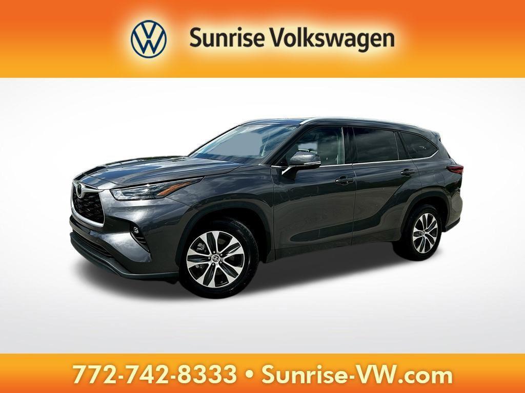 used 2022 Toyota Highlander car, priced at $31,004