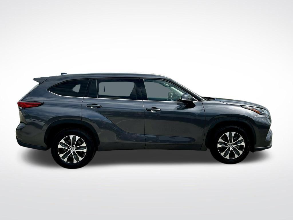 used 2022 Toyota Highlander car, priced at $31,004