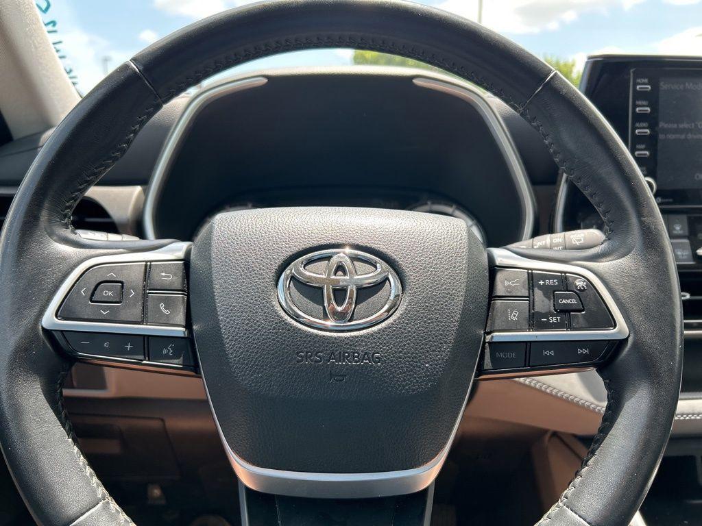 used 2022 Toyota Highlander car, priced at $29,772